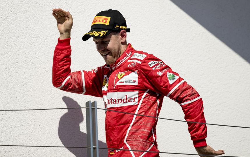 Себастьян Феттель празднует успех в форме Ferrari