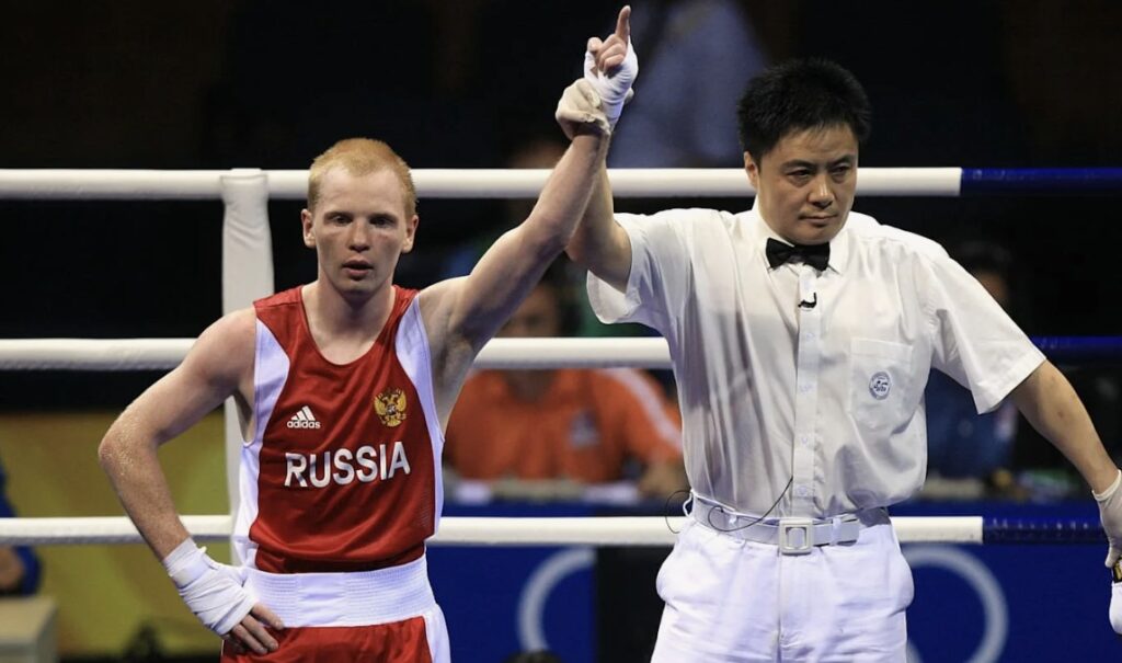 Алексей Тищенко выигрывает бой на Олимпиаде-2004