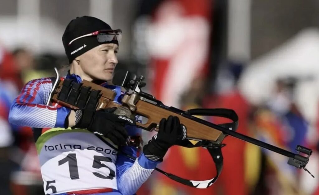 Светлана Ишмуратова на стрельбе в золотой индивидуальной гонке ОИ-2006