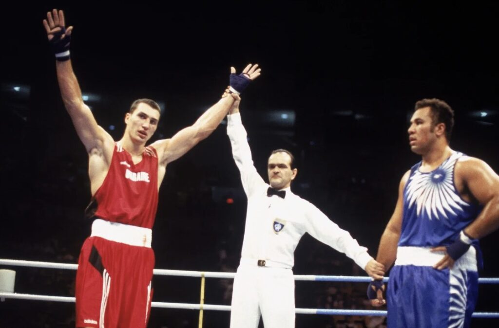 Владимир Кличко одерживает победу в финальном бою Олимпиады 1996 года